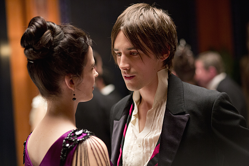 Eva Green as Vanessa Ives and Reeve Carney as Dorian Gray in Penny Dreadful (season 1, episode 2). - Photo: Jonathan Hession/SHOWTIME