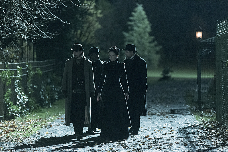 Josh Hartnett as Ethan Chandler, Danny Sapani as Sembene, Eva Green as Vanessa Ives and Timothy Dalton as Sir Malcolm in Penny Dreadful (season 1, episode 3). - Photo: Jonathan Hession/SHOWTIME 