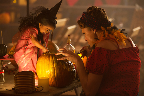 AMERICAN HORROR STORY: FREAK SHOW "Edward Mordrake, Pt. 1"- Episode 403 (Airs Wednesday, October 22, 10:00 PM e/p) --Pictured: (L-R) Jyoti Amge as Ma Petite, Erika Ervin as Amazon Eve. CR: Michele K. Short/FX