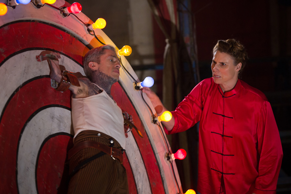 AMERICAN HORROR STORY: FREAK SHOW "Bullseye"- Episode 406 (Airs Wednesday, November 12, 10:00 PM e/p) --Pictured: (L-R) Mat Fraser as Paul the Illustrated Seal, Erika Ervin as Amazon Eve. CR: Michele K. Short/FX