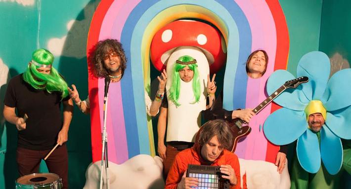 The Flaming Lips - With a Little Help From My Fwends (Album Review ...