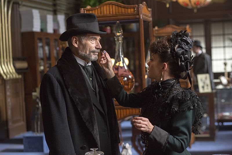 Timothy Dalton as Sir Malcolm and Helen McCrory as Evelyn Poole in Penny Dreadful (season 2, episode 2). - Photo: Jonathan Hession/SHOWTIME 