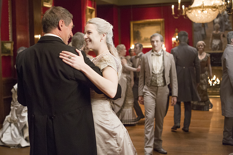Timothy Dalton as Sir Malcolm Murray, Olivia Llewellyn as Mina Murray and Graham Butler as Peter Murray in Penny Dreadful (season 2, episode 8). - Photo: Jonathan Hession/SHOWTIME 